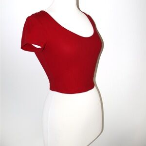 Ambiance Apparel Small Red Cropped Short Sleeve